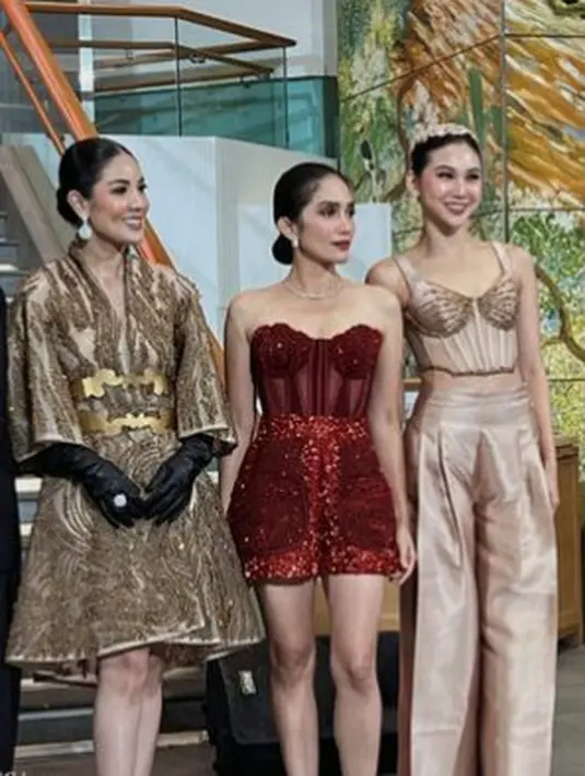 Meski berlatar belakang penyanyi, Nindy Ayunda dan Ussy Sulistiawaty ternyata punya bakal jadi model [@nindyayunda]