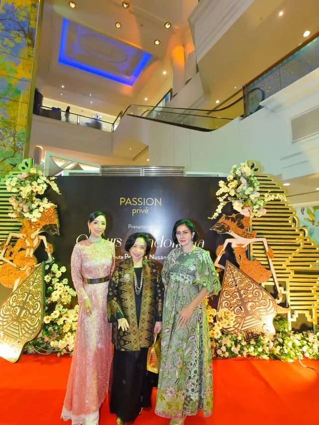 [Fimela] Nur Asia Uno di pameran bertajuk The Colour Of Indonesia