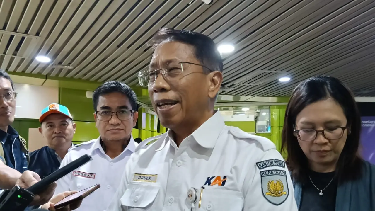 Antrean Penumpang yang Hendak Refund Menumpuk di Stasiun Gambir, KAI Perpanjang Masa Pengembalian Dana hingga 7x24 Jam