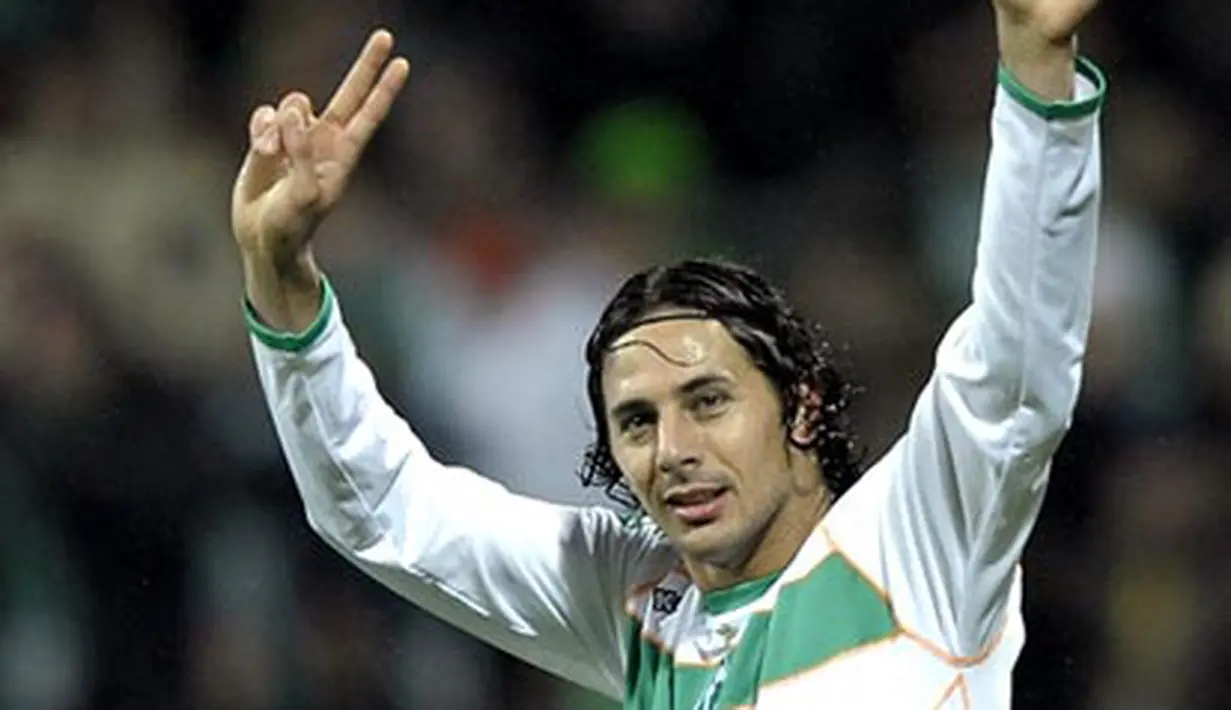 Bremen's Peruvian striker Claudio Pizarro celebrates after scoring during the Bundesliga football match of Werder Bremen against Eintracht Frankfurt at the Weser stadium in Bremen,on November 29, 2008. AFP PHOTO DDP/DAVID HECKER