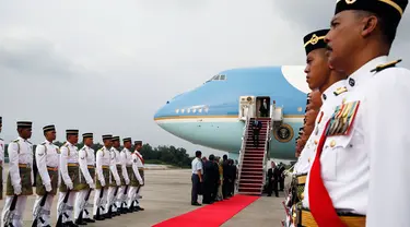 Sabtu (26/4/2014), pesawat Air Force One yang membawa Presiden AS, Barack Obama tiba di Pangkalan Udara Tentara Diraja Malaysia. (REUTERS/Larry Downing)