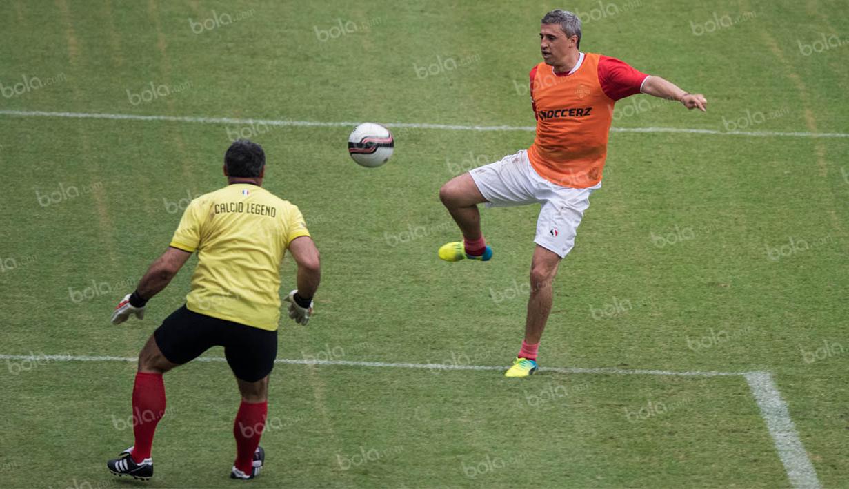 Penyerang Calcio Legend, Hernan Crespo, berusaha membobol gawang Angelo Peruzzi, saat mencoba lapangan di SUGBK, Jakarta. Namun sayang Calcio Legend batal diperkuat oleh legenda Juventus, Alessandro Del Piero. (Bola.com/Vitalis Yogi Trisna)