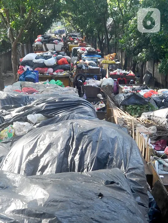 Dalam satu hari ada 50 truk yang mengantre di TPA Cipayung. (merdeka.com/Arie Basuki)
