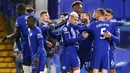 Para pemain Chelsea merayakan gol yang dicetak oleh Thiago Silva ke gawang West Ham United pada laga Liga Inggris di Stadion Stamford Bridge, Selasa (22/12/2020). Chelsea menang dengan skor 3-0. (AP/Catherine Ivill,Pool)