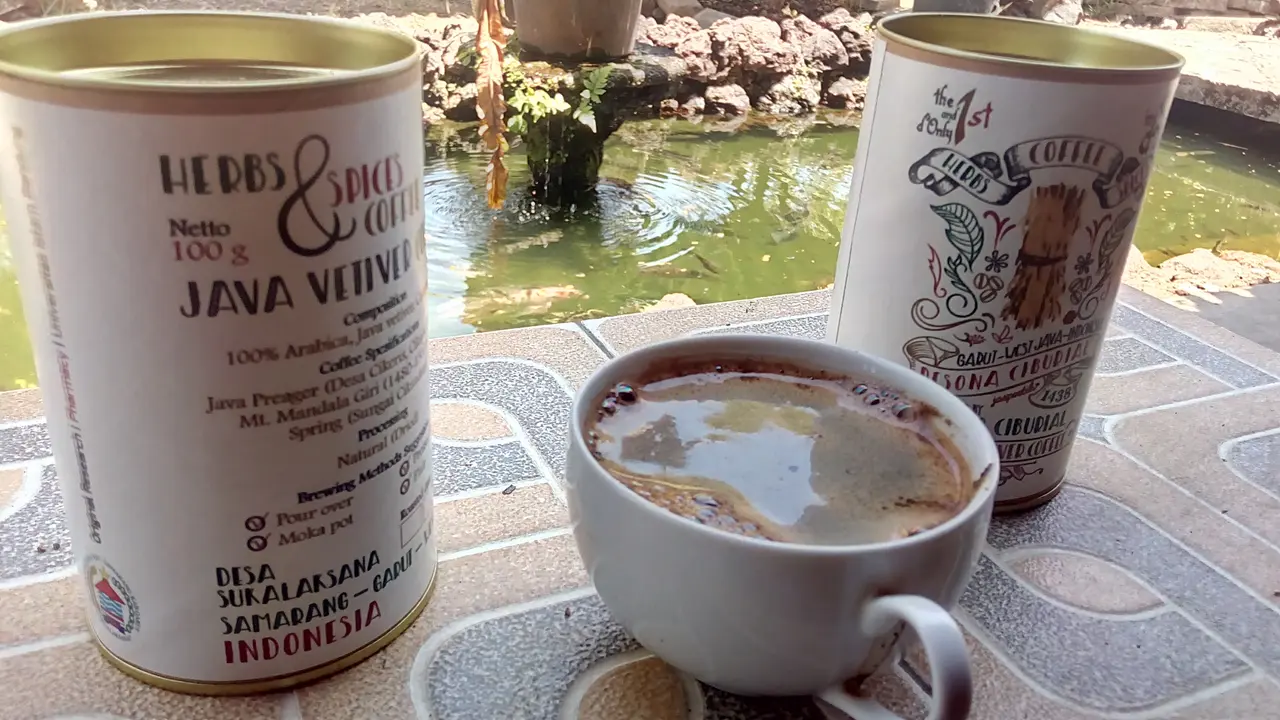 Satu gelas teh akar wangi khas Ciburial, Samarang Garut, Jawa Barat, dengan dua kaleng kopi siap seduh, dijamin bakal menjadi teman berakhir pekan anda berkeluarga saat ini