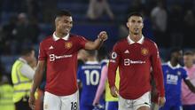 Pemain Manchester United Casemiro dan Cristiano Ronaldo meninggalkan lapangan setelah pertandingan Liga Inggris melawan Leicester City di King Power Stadium, Jumat (2/9/2022) dini hari WIB. MU menang 1-0. (AP Photo/Rui Vieira)