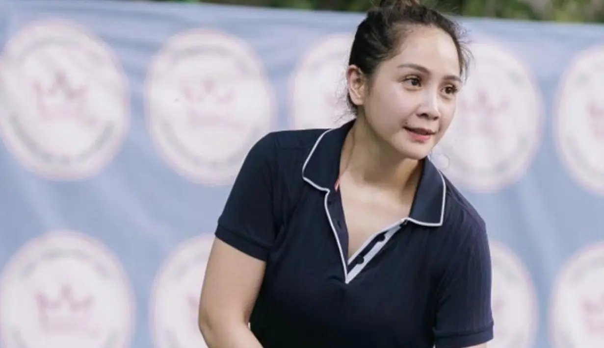 <p>Kali ini, Nagita memilih outfit bernuansa biru untuk tampilan yang begitu classy kala bermain tenis. [Foto: Instagram/ Nagita Slavina SC]</p>