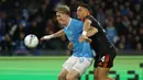 Tuan rumah berduel sengit dengan tim tamu Como di Stadio Diego Armando Maradona. Namun laga harus ditentukan lewat adu penalti setelah kedua tim bermain imbang 1-1 hingga waktu normal berakhir. (Alessandro Garofalo/LaPresse via AP)