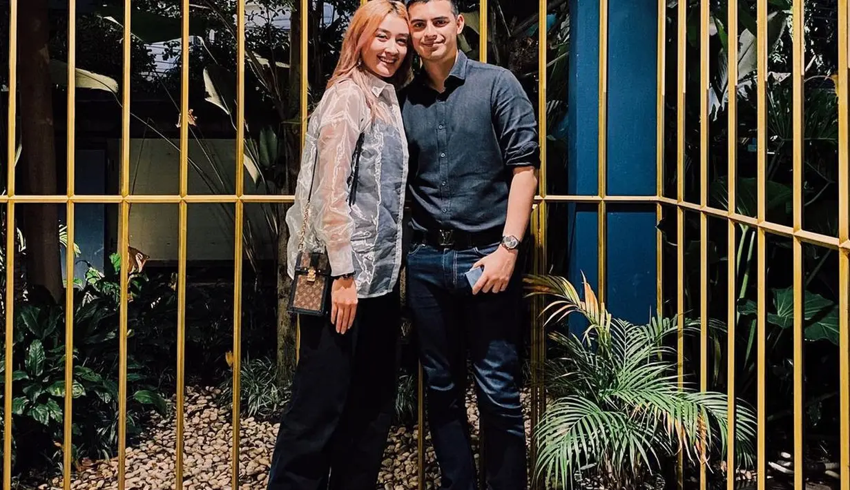 Pasangan yang sudah empat tahun pacaran ini juga selalu tampil dengan gaya terbaik dengan preferensi selera masing-masing yang enak dilihat. 
(Foto: Instargam @ciomanassero)