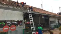 Diterjang Puting Beliung, Aliran Listrik di Bogor Selatan Masih Padam (Liputan6.com/Achmad Sudarno)