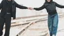 Keduanya tak ragu umbar kemesraan ala pasangan remaja dengan gaya romantis. Seperti saat keduanya liburan bersama keluarga [@ussypratama]