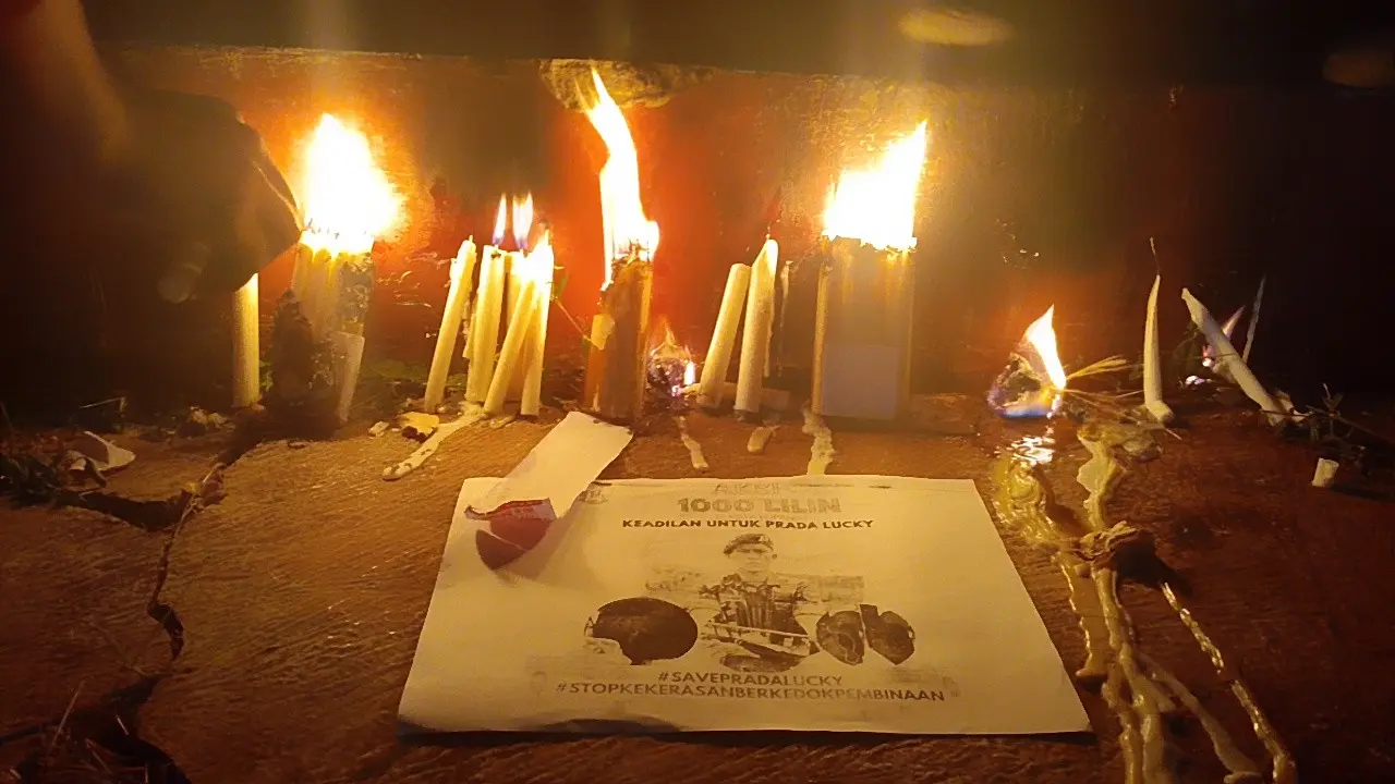 Aksi 1000 lilin untuk Prada Lucky yang digelar oleh mahasiswa PMKRI