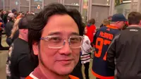 Potret Tengku Firmansyah di Rogers Stadium, Dukung Langsung Edmonton Oilers