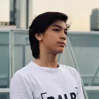 Putra dari aktris senior Maudy Koesnaedi telah menjadi salah satu idola di media sosial. Dengan ketampanannya, tak sedikit netizen yang berharap Eddy Meijer bisa menjadi aktor. (Instagram/eddy_mm)