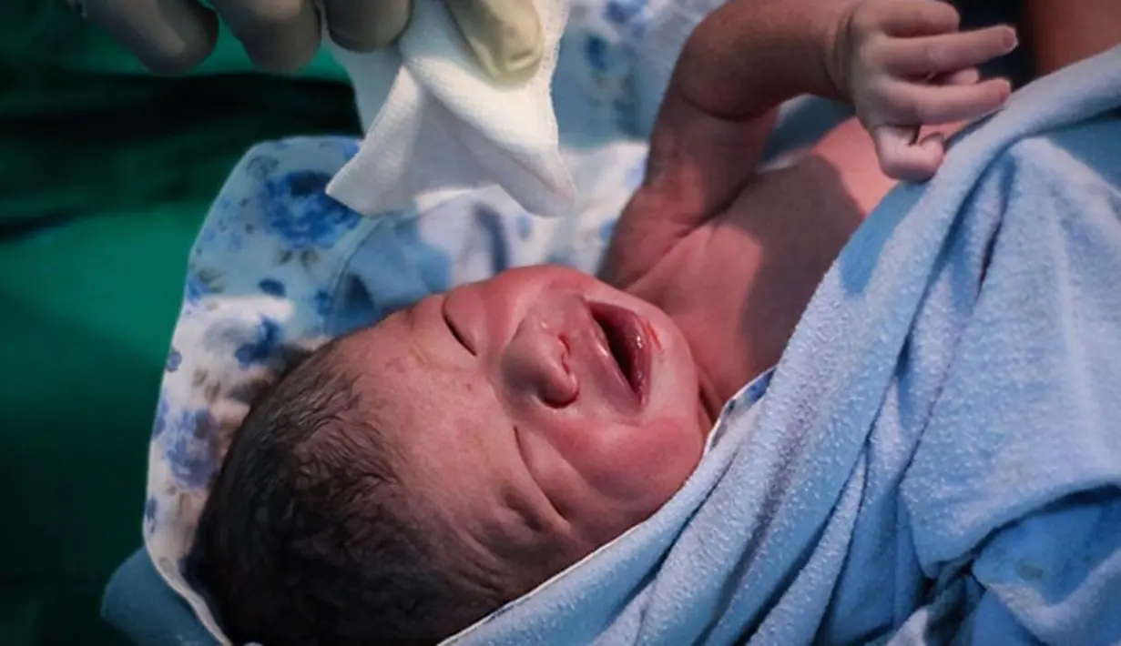 "Selamattt pagiiii alhamdulilah bilirubin nya Mas Ibran udah turun jadi 14 dari 17, sampai salah sebut, masa pakai lampu laser ini lampu biru buat menurunkan bilirubinnya Mas Ibran, doakan cepat sehat ya," tulis asri_welas. (Instagram/moodtret.id)