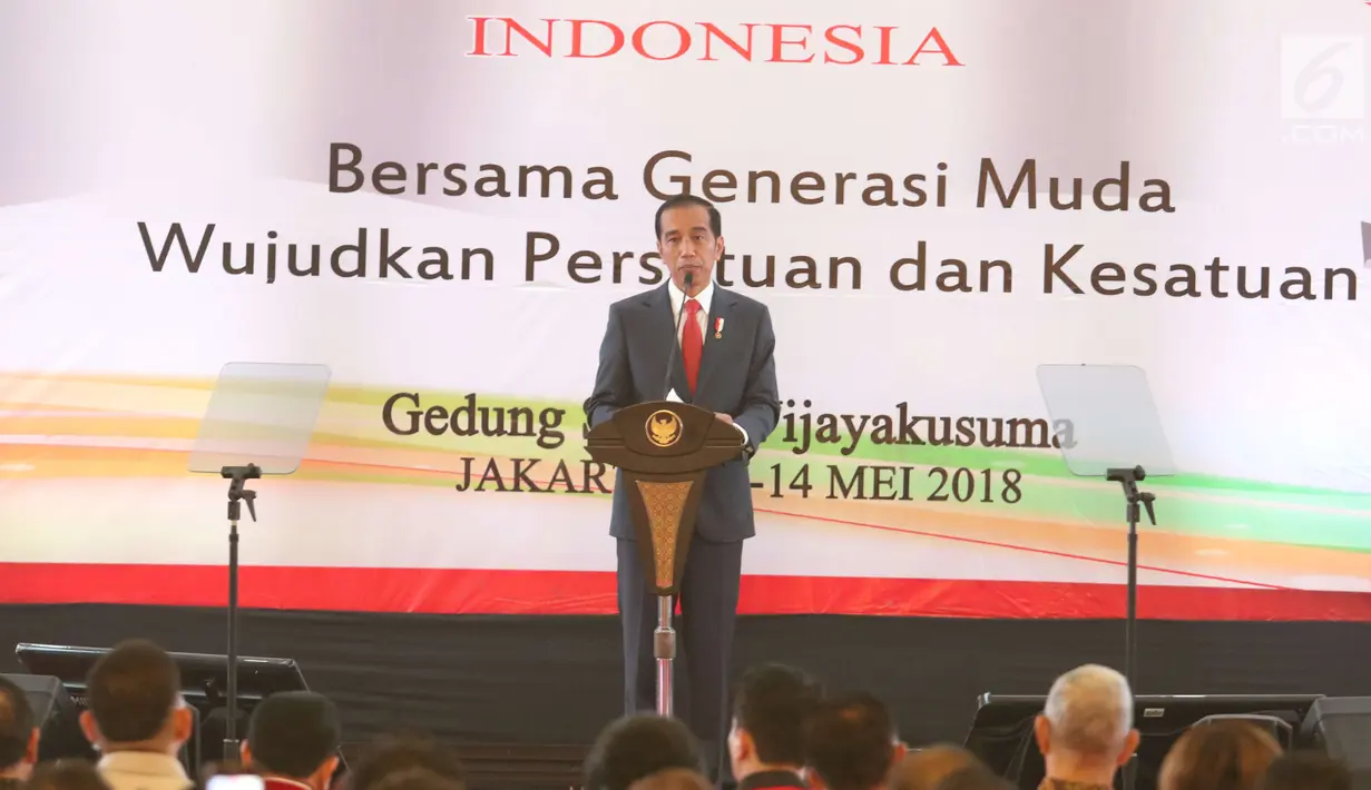 Presiden Joko Widodo (Jokowi) memberikan sambutan pada penutupan kongres luar biasa Partai Keadilan dan Persatuan Indonesia (PKPI) di Jakarta, Senin (14/5). Kongres itu menetapkan Diaz Hendropriyono sebagai ketua umum baru PKPI.(Liputan6.com/Angga Yuniar)