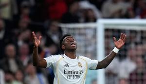 Vinicius Jr menjadi pahlawan kemenangan Real Madrid atas Benfica dalam laga leg 2 play off Liga Champions 2025/2026 di Santiago Bernabeu, Madrid, Spanyol, Rabu (25/02/2026) waktu setempat. (AP Photo/Manu Fernandez)