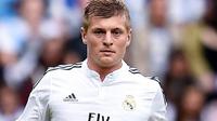 Toni Kroos adalah seorang pemain bola profesional di klub Real Madrid