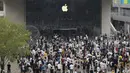 Penggemar Apple antre untuk masuk flagship store yang dibuka di Sanlitun, Beijing, China, Jumat (17/7/2020). Pembukaan toko baru Apple tersebut menerapkan protokol kesehatan untuk mencegah penyebaran virus corona COVID-19. (AP Photo/Ng Han Guan)
