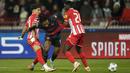 <p>Pemain Manchester City, Micah Hamilton (tengah) berusaha melewati penjagaan dari dua pemain Red Star saat laga terakhir Grup G Liga Champions 2023/2024 di Rajko Mitic Stadium, Belgrade, Serbia, Kamis (14/12/2023) dini hari WIB. (AP Photo/Darko Vojinovic)</p>