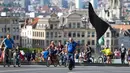 Orang-orang terlihat di sebuah jalan dalam acara Hari Minggu Bebas Kendaraan Bermotor (Car Free Sunday) di Brussel, Belgia, pada 20 September 2020. (Xinhua/Zheng Huansong)
