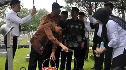 Ketua Badan Pemeriksa Keuangan (BPK), Harry Azhar Azis saat melakukan tabur bunga di TMP Kalibata, Jakarta, Selasa (13/1/2015). (Liputan6.com/Miftahul Hayat)