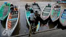 Pria menggendong anaknya turun dari perahu sampan di Sungai Kapuas, Pontianak, Kalimantan Barat, Sabtu (22/8/2015). Perahu Sampan saat ini masih diminati warga sebagai pilihan moda transportasi sederhana di Sungai Kapuas. (Liputan6.com/Faizal Fanani)