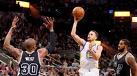 Golden State Warriors sukses menyamai rekor 72 kemenangan dalam semusim yang diukir Chicago Bulls pada musim 1995/1996.
