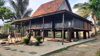 Tidak hanya Rumah Limas, Rumah Ulu asal Kabupaten OKI Sumsel juga menjadi koleksi di Museum Negeri Sumsel (Liputan6.com / Nefri Inge)