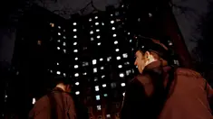Petugas kepolisian berdiri di luar gedung dimana dua polisi New York ditembak di Bronx, Kamis (4/2). Dua orang polisi ditembak saat tengah melakukan patroli malam di komplek perumahan di Bronx. (REUTERS/Andrew Kelly)
