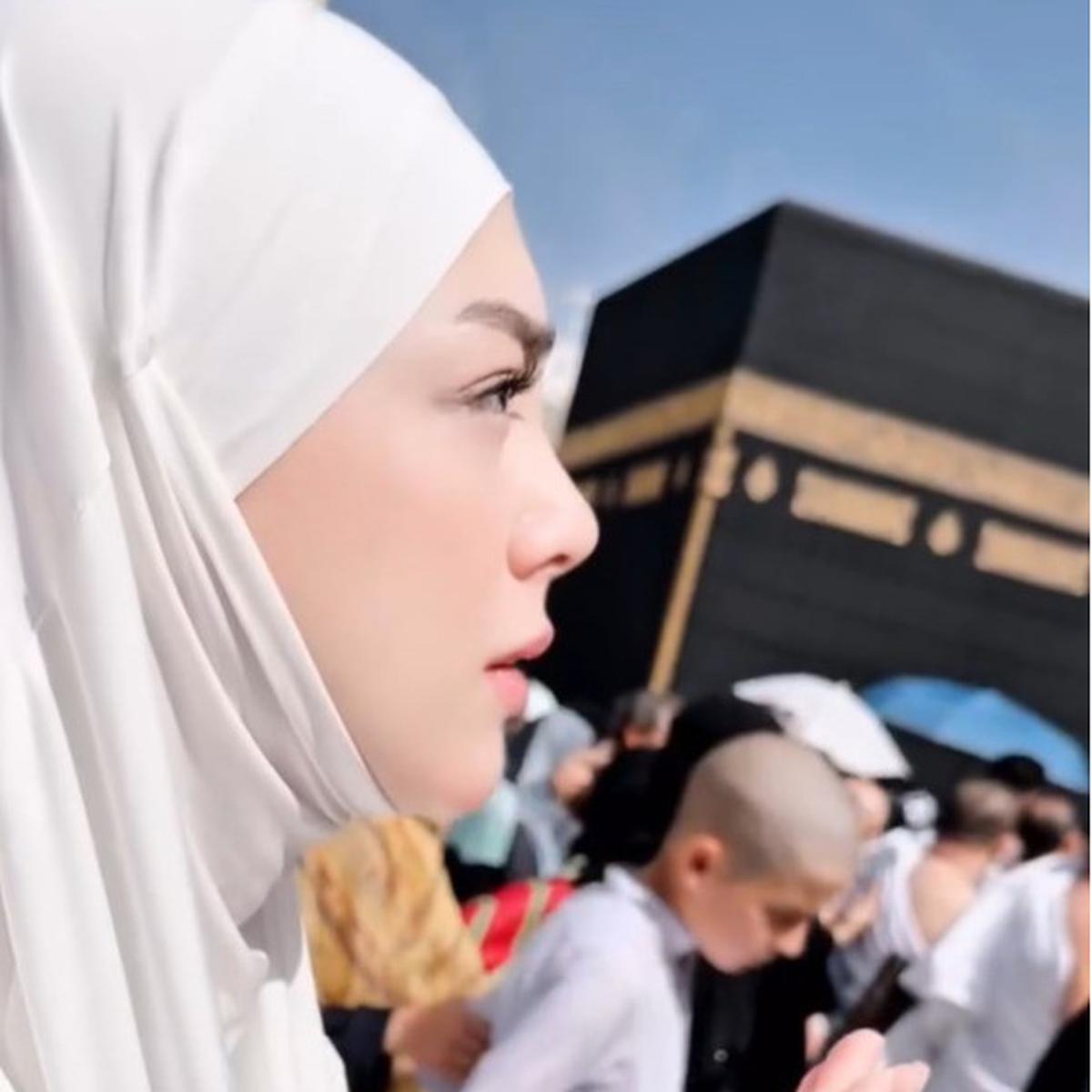 Meski Bercadar, Celine Evangelista Tetap Terlihat Cantik dan Anggun Pakai Gamis Putih saat Jalani Umrah Perdana