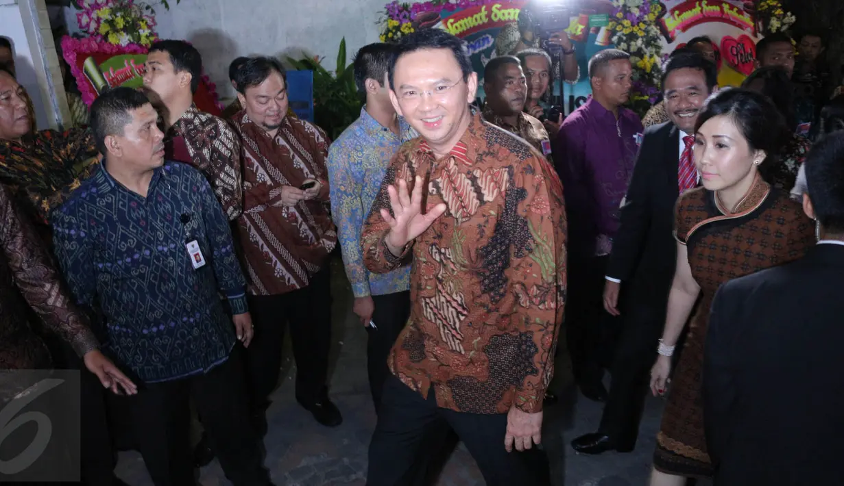 Basuki Tjahaja Purnama saat menghadiri resepsi pernikahan Acara resepsi pernikahan Gibran Rakabuming Raka dengan Selvi Ananda, Solo, Kamis (11/6/2015). Resepsi pernikahan malam hari ini dihadiri oleh para tamu VIP dan VVIP. (Liputan6.com/Faizal Fanani)