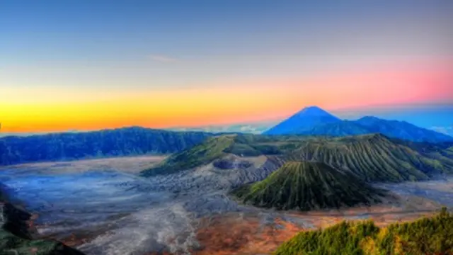 5 Gunung Terindah di Indonesia