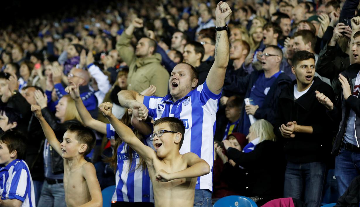 Fans Sheffield Wednesday merayakan kemenangan timnya saat menyingkirkan Arsenal  pada babak keempat Piala Liga Inggris di Stadion Hillsborough, Rabu (28/10/2015) dini hari WIB. Arsenal 0-3. (Reuters / Lee Smith)