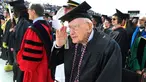 Veteran Perang Dunia II, Bob Barger (96) mengikuti upacara kelulusan di University of Toledo, Ohio, 5 Mei 2018. Bob Barger menerima gelar diplomanya 68 tahun setelah menghadiri kelas terakhirnya di kampus. (AP/Carlos Osorio)