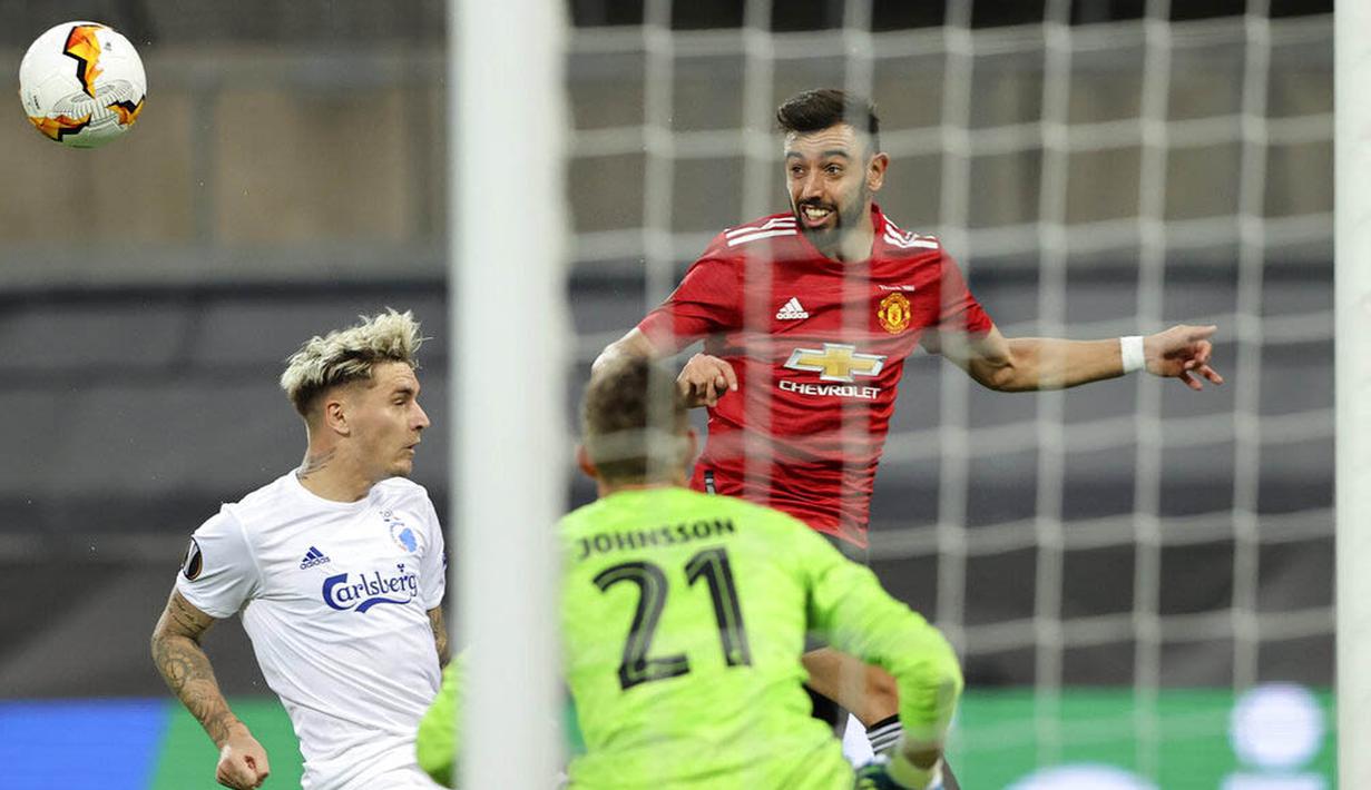 Kiper Copenhagen, Karl-Johan Johnsson, mengamati pergerakan bola saat melawan Manchester United pada laga Liga Europa di Stadion Rhein Energie, Senin (10/8/2020). MU menang tipis 1-0 atas Copenhagen.  (Wolfgang Rattay/Pool via AP)