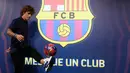 Antoine Griezmann berpose saat pemotretan di Barcelona, Spanyol, Sabtu (13/7/2019). Barcelona menebus Griezmann dari Atletico Madrid dengan mahar 120 juta euro atau setara dengan Rp 1,8 triliun. (LLUIS GENE/AFP)