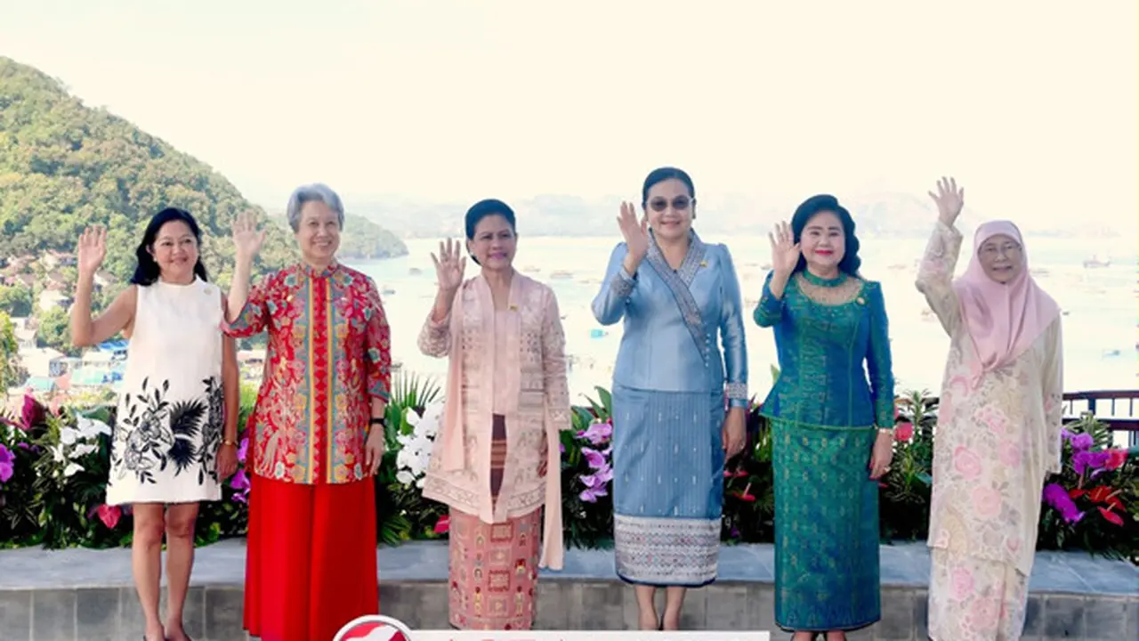 Ibu Negara RI Iriana Joko Widodo dengan senyum hangat menyambut kedatangan ibu negara dari pemimpin ASEAN di Puncak Waringin, Kabupaten Manggarai Barat, Nusa Tenggara Timur (NTT).