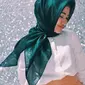 Marcella tampil menawan dengan hijab berwarna hijau tosca. Marcella Simon mengucapkan dua kalimat syahadat pada Sabtu (7/9/2019) yang dituntun oleh Ustaz Adi Hidayat. (Liputan6.com/IG/@marcella_simon)