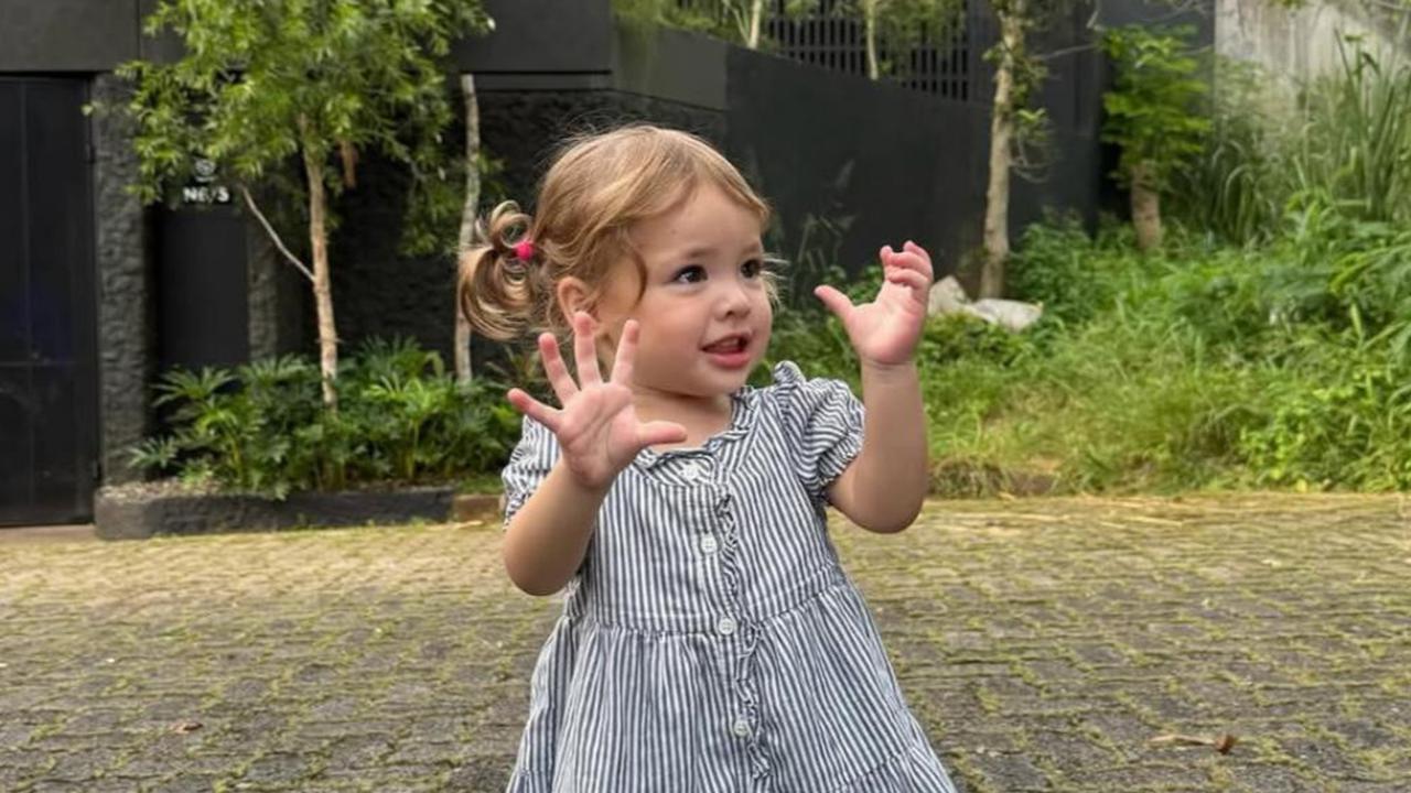 Potret Lucu dan Gemas Kamari Anak Jennifer Coppen Tampil Menawan Bak Noni Belanda Berkat Wajah Bulenya, Senyum Manisnya Bikin Meleleh