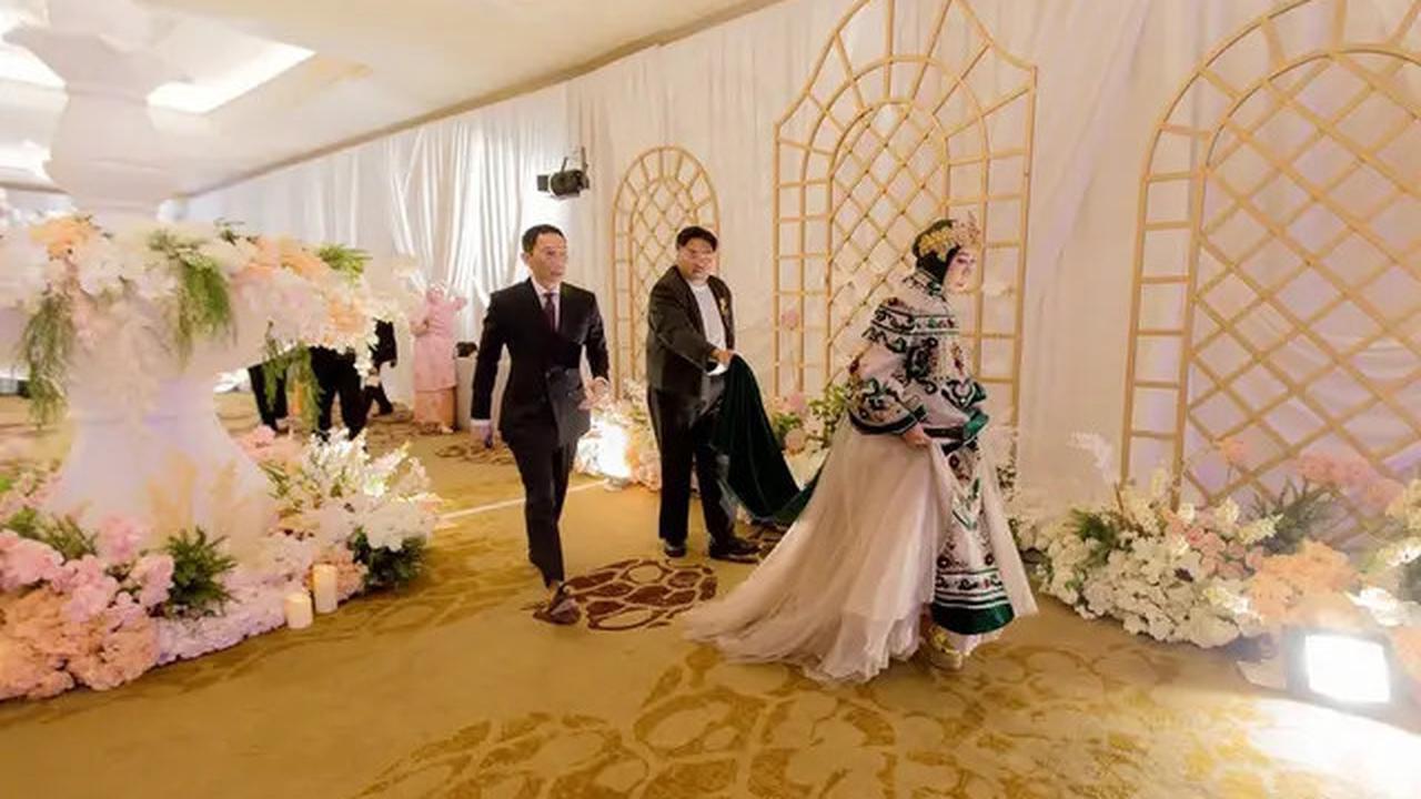 Gaya Kondangan Melly Goeslaw, Tampil Beda dengan Gaun Bertabur Permata