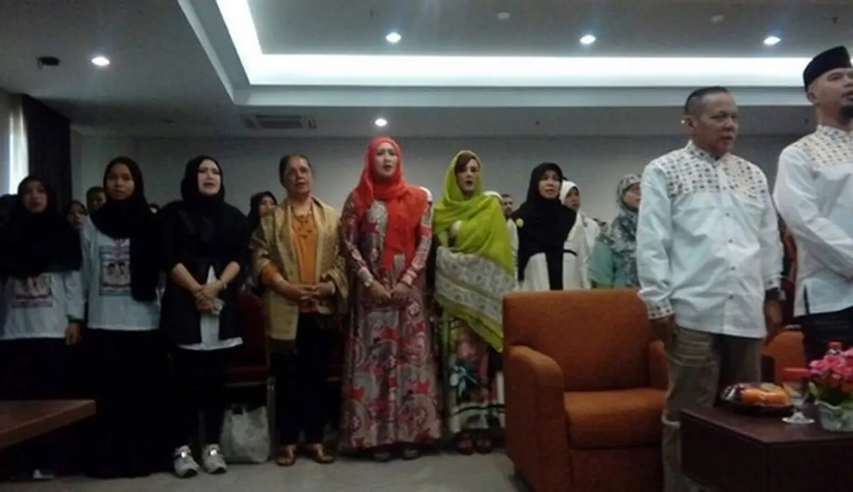 "alhamdulillah smoga niat baikmu di izabah allah mas aminn #mulanjameela #ahmaddhani" tulis mulanjaameela1 dalam akun Instagram. (dok. Instagram/mulanjaameela1)