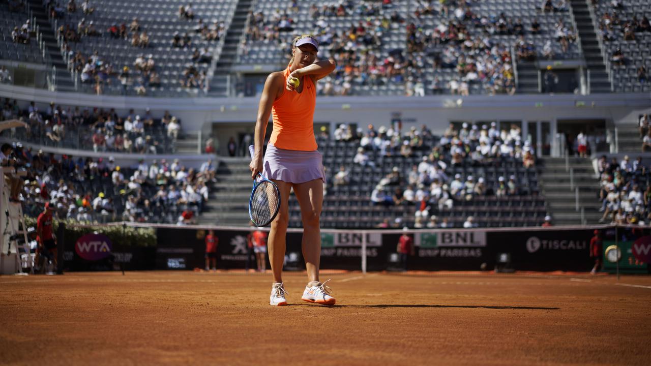 Maria Sharapova mengelap keringat pada babak pertama Italian Open melawan Christina Mchale, Senin (15/5/2017). Sharapova menang 6-4, 6-2. (AP Photo/Andrew Medichini)