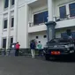 Pekerja servis AC terjatuh dari lantai 3 Gedung Pemkab Tuban. (Ahmad Adirin/Liputan6.com)