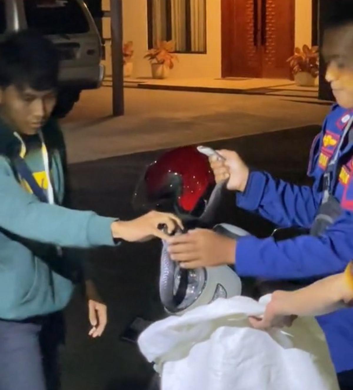 Viral Momen Damkar Bantu Evakuasi Ular Kobra di Rumah Warga, Dramatis