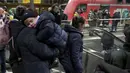 Seseorang menggendong bayi setelah kedatangan kereta bersama pengungsi Ukraina di stasiun utama di Berlin, Jerman, Selasa (1/3/2022). Menjelang malam, diperkirakan 300 orang tiba di Berlin dengan kereta api. Sejumlah relawan kemudian merawat orang-orang yang terdampar. (AP Photo/Michael Sohn)