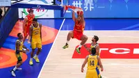 Pebasket Spanyol, Willy Hernengomez melakukan slam dunk saat laga kedua Grup G Piala Dunia FIBA 2023 melawan Brasil di Indonesia Arena, Senayan, Jakarta, Senin (28/08/2023). Spanyol menang atas Brasil dengan skor 96-78. (Bola.com/Bagaskara Lazuardi)