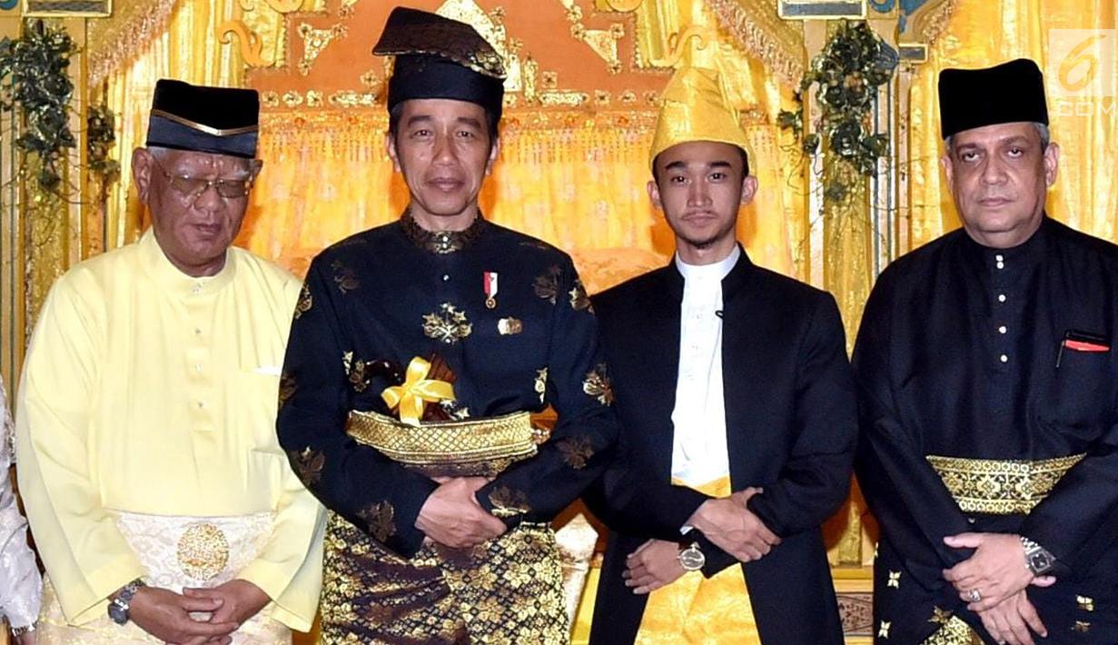 Presiden Joko Widodo foto bersama dengan Sultan Deli, Tuanku Mahmud Lamantjiji Perkasa Alam dan Pemangku Sultan Deli Tengku Hamdy Osman Delikhan Al-Haj di Istana Maimoon, Minggu (6/10). (Liputan6.com/HO/Biropers)