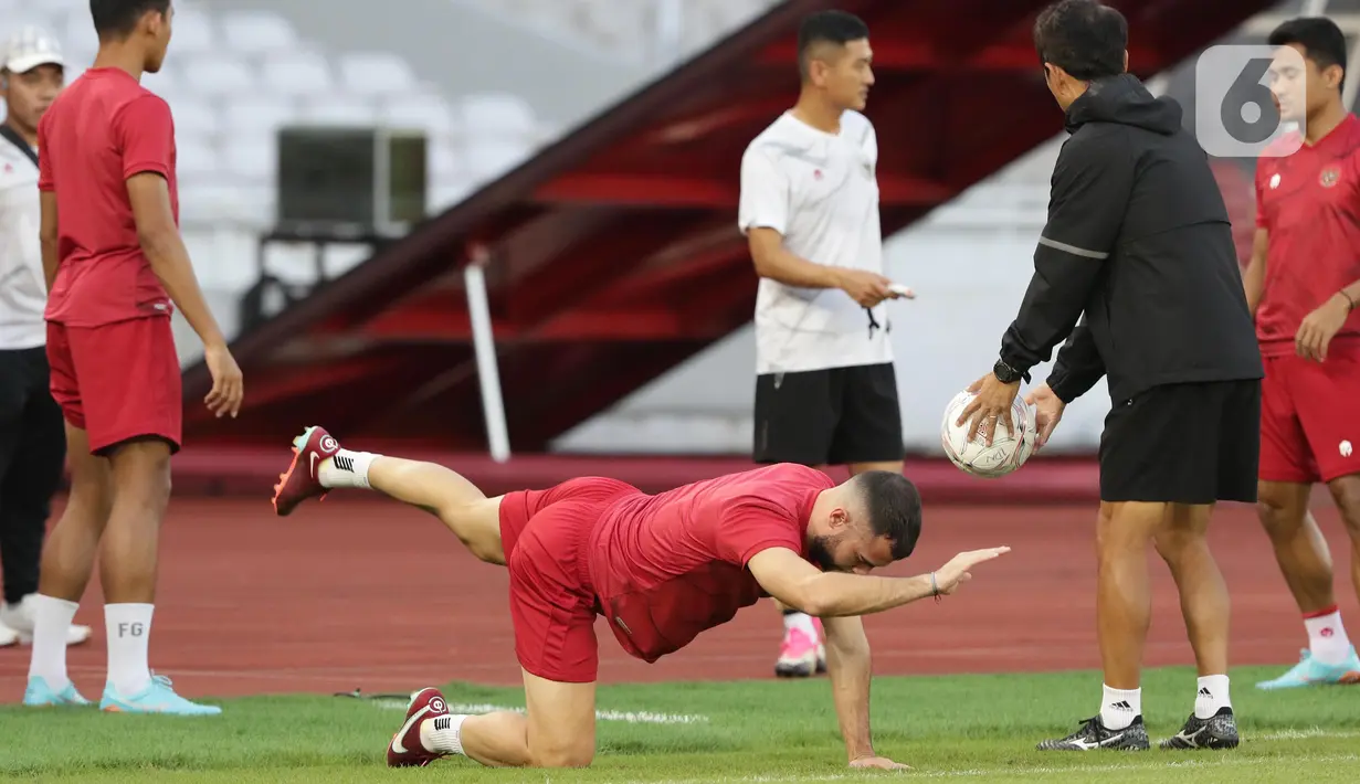Pemain timnas Indonesia, Jordi Amat (tengah) melakukan pemanasan sesaat sebelum sesi latihan resmi jelang laga kandang semifinal Piala AFF 2022 melawan Vietnam di Stadion Utama Gelora Bung Karno, Jakarta, Kamis (5/1/2023). Sebelumnya, timnas Indonesia telah melakoni laga penyisihan grup A Piala AFF 2022 dengan dua kali menang dan satu kali imbang. (Liputan6.com/Helmi Fithriansyah)