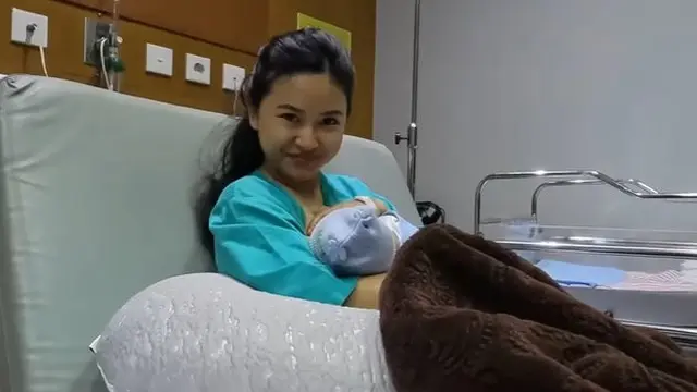 Adinda Azani melahirkan (Instagram/dindazani)